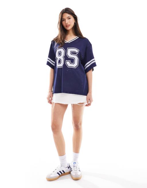 Miss Selfridge - Maglia da calcio blu navy a maniche corte in rete con scollo a V, 3 di 4