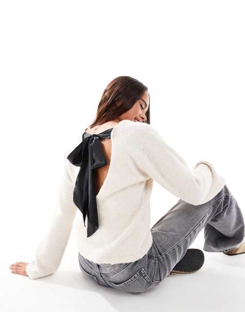 Miss Selfridge - Maglione con scollo a V color avena con fiocco in raso a contrasto - view 1