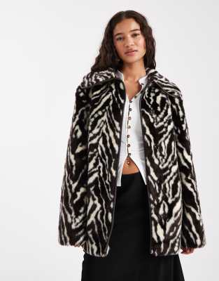 Miss Selfridge - Manteau mi-long en fausse fourrure à zébrures avec ceinture-Multicolore
