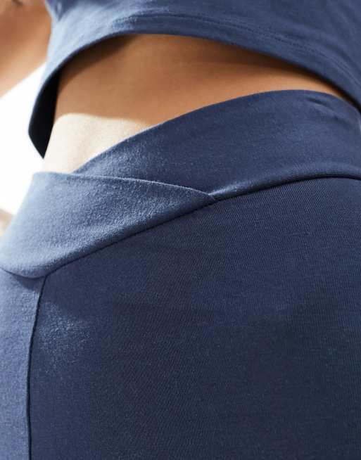 Miss Selfridge – Marinblå leggings med v-format midjeband och utsvängd design, del av set, 2 av 5