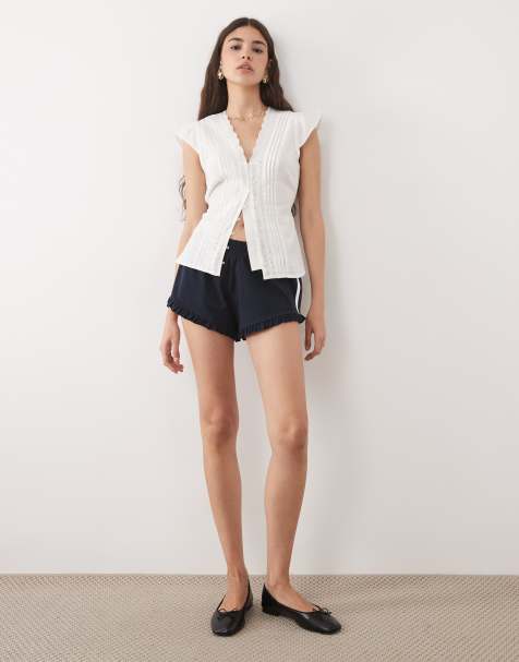 Miss Selfridge - Marineblå korte shorts i college-stil med flæsekant - view 1