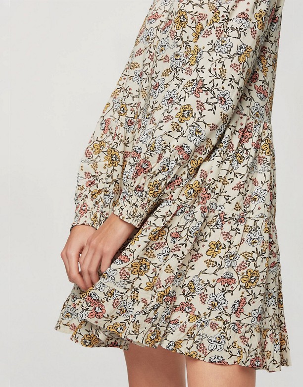 Miss Selfridge – Marszczona luźna sukienka w drobne kwiatki Kremowy Dla Nicei 