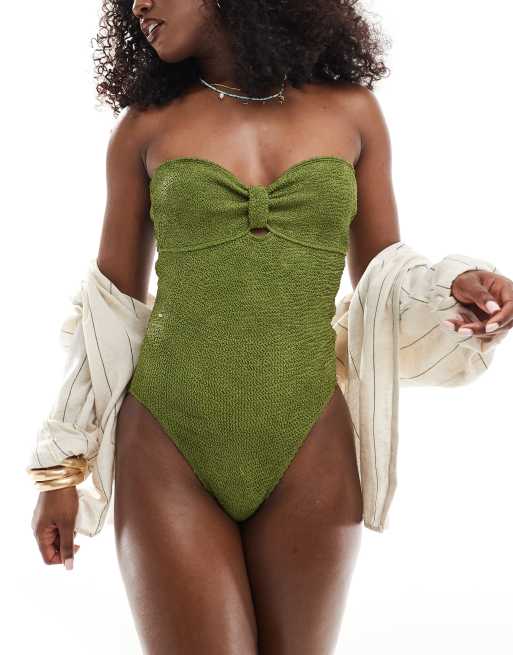 Miss Selfridge – Marszczony strój kąpielowy w kolorze khaki z dekoltem bandeau i odkrytymi plecami