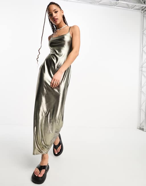 Miss Selfridge – Maxi-Festivalkleid in Gold zum Hineinschlüpfen 