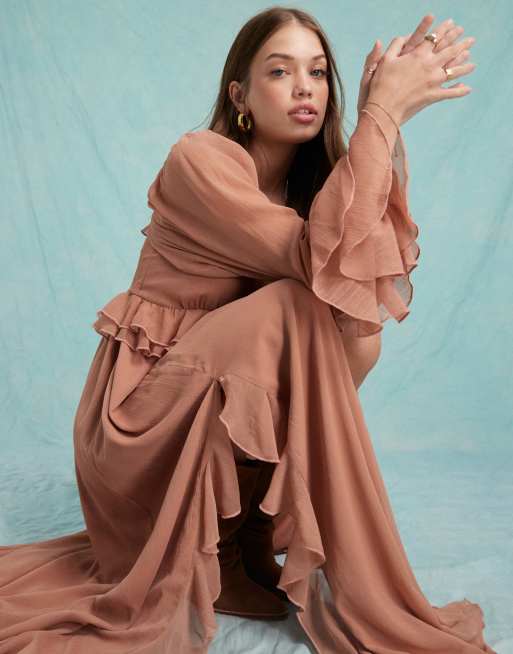 Miss Selfridge - Maxi jurk van chiffon met ruches in chocoladebruin