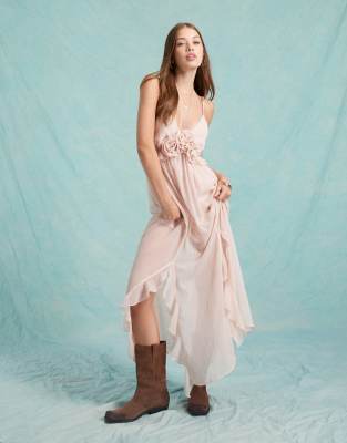 Miss Selfridge - Maxi-Trägerkleid in Rosa mit Ansteckblumenverzierung