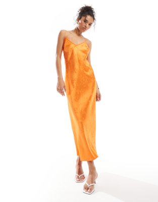 Miss Selfridge - Maxikleid aus Satin mit Jacquardmuster in Orange mit Rückenträgern