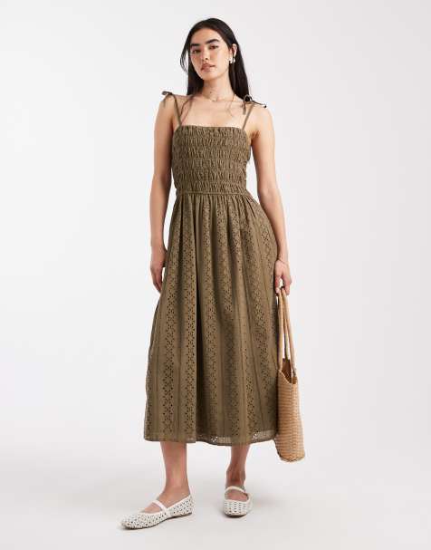 Miss Selfridge – Maxikleid in Khaki mit Lochstickerei und Riemchenträgern - view 1