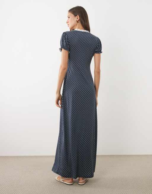 Miss Selfridge Maxikleid mit V-Ausschnitt, Spitzenbesatz und navyfarbenem Punktemuster, 4 von 4