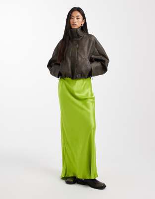Miss Selfridge - Maxirock aus Satin in Grün mit Schrägschnitt und Zierschleife