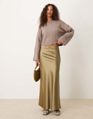 Miss Selfridge - Maxirock aus Satin in Khaki-Grün