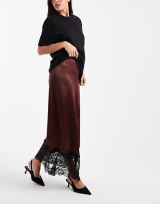 Miss Selfridge - Maxirock aus Satin und Spitze in Schokobraun mit Schrägschnitt-Brown