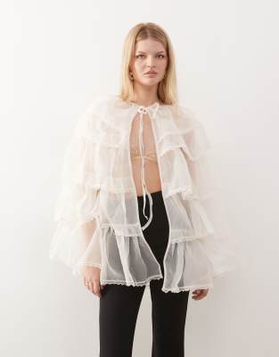 Miss Selfridge - Mehrlagiges Cape aus Chiffon in Ecru-Weiß