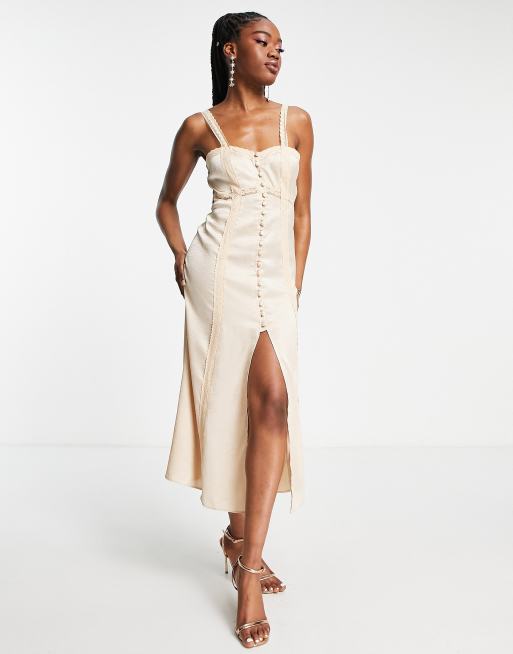 Miss Selfridge – Midi-Trägerkleid aus Satin und Spitze in Champagner mit durchgehender Knopfleiste