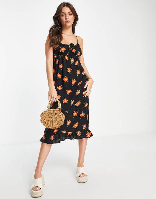 Miss Selfridge – Midi-Trägerkleid in Schwarz mit geraffter Brustpartie, Bindebändern vorne und Blumenmuster 