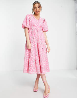 Miss Selfridge - Midi-Wickelkleid in Pink mit Lochstickerei-Rosa