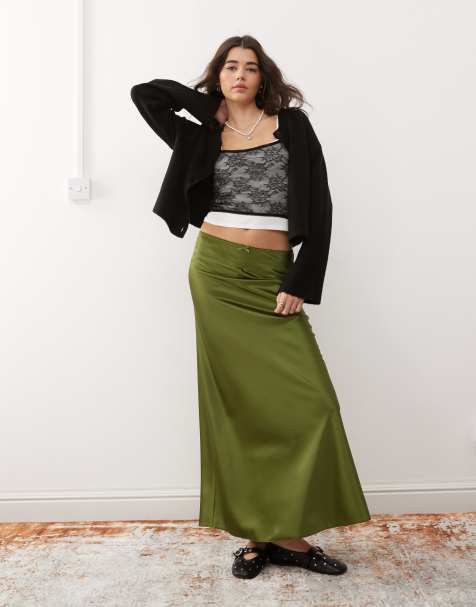 Miss Selfridge – Midirock aus Satin in Olivgrün - view 1