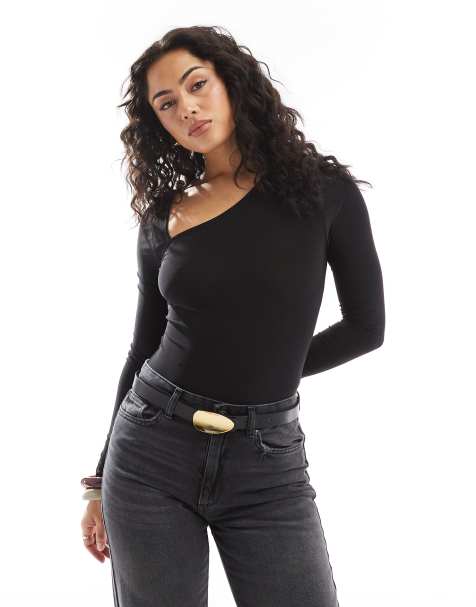 Miss Selfridge – Miękkie body z asymetrycznym dekoltem - view 1