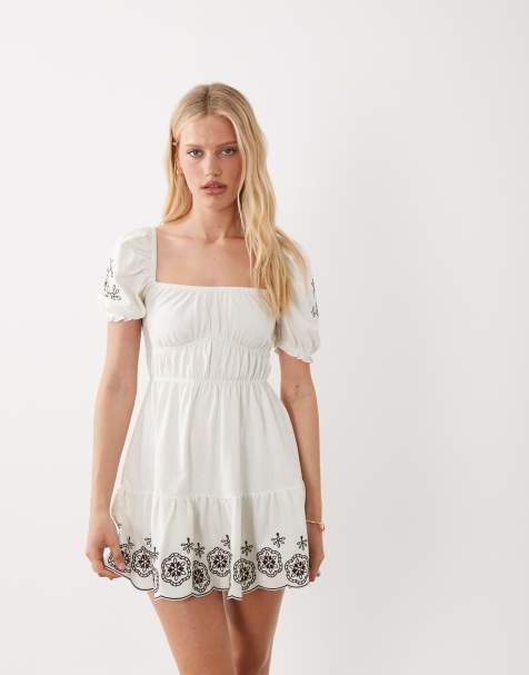Miss Selfridge – Milchmädchen-Minikleid in Creme mit Puffärmeln und Stickerei - view 1