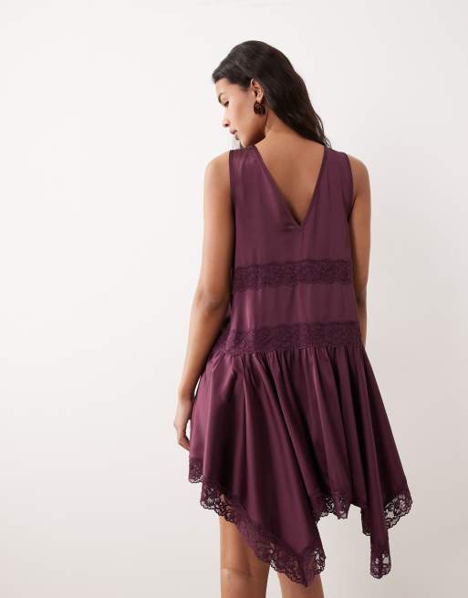 Miss Selfridge – Mini-Boho-Kleid aus Satin in Feige mit Spitzeneinsatz und Zipfelsaum, 4 von 4