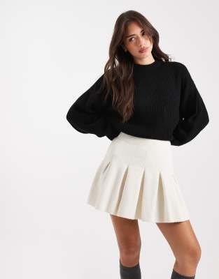 Miss Selfridge - Mini-Faltenrock aus Strick in Creme-Weiß