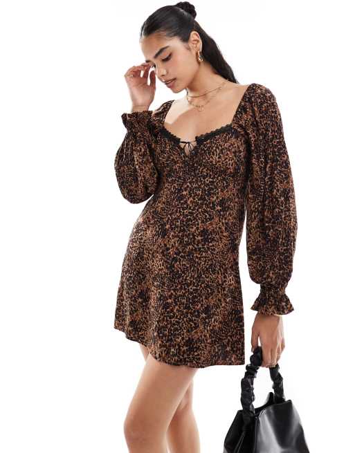 Miss Selfridge – Mini-Freizeitkleid mit Animalprint und Schleifenband-Detail auf der Vorderseite