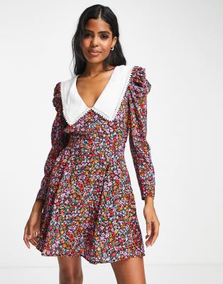 Miss Selfridge - Mini-Freizeitkleid mit Kragen, Cut-out und buntem Blümchenmuster