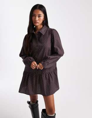 Miss Selfridge - Mini-Hemdkleid mit Polka Dots und tief angesetzter Taille-Brown