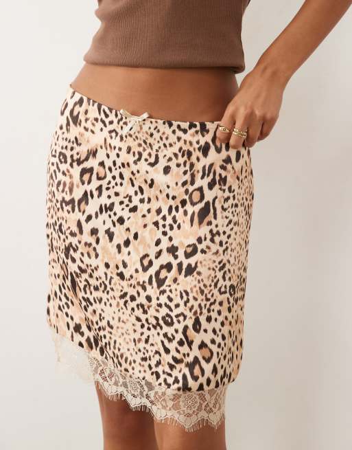 Miss Selfridge - Mini-jupe en satin avec bordure en dentelle - Corail, 4 de 5