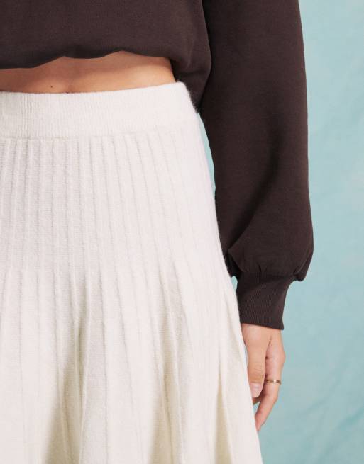 Miss Selfridge - Mini-jupe plissée virevoltante en maille - Crème, 2 de 5