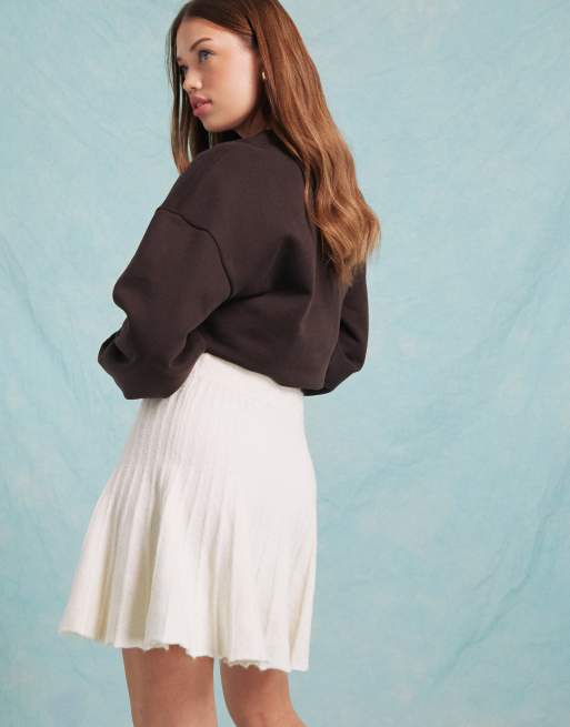 Miss Selfridge - Mini-jupe plissée virevoltante en maille - Crème, 3 de 5
