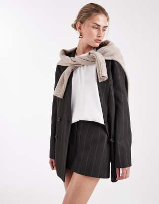 Miss Selfridge - Mini jupe-short ajustée d'ensemble en tissu brossé à fines rayures - Gris-Brown