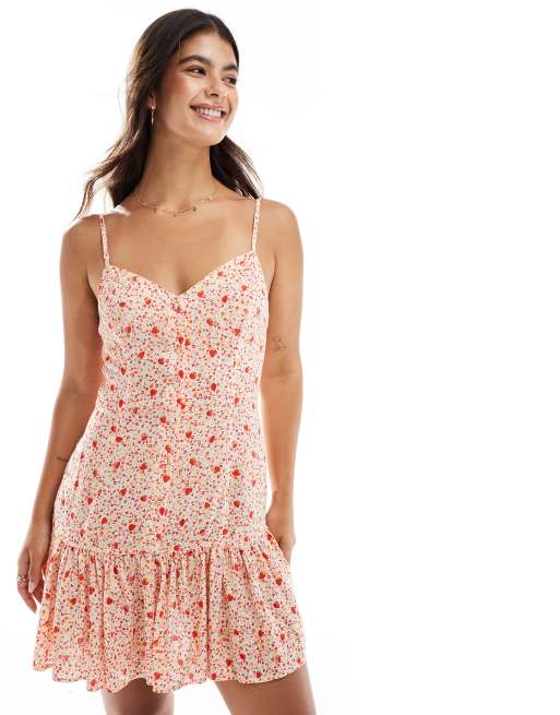 Miss Selfridge - Mini-jurk met bandjes en knoopsluiting in fijne aardbeienprint