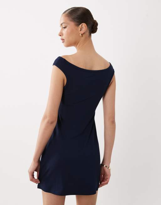 Miss Selfridge - Mini jurk met blote schouders en kleine uitsnijding, 4 van 4