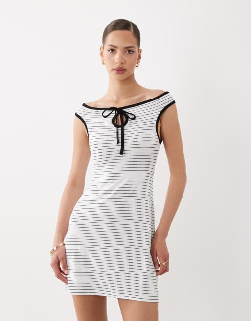 Miss Selfridge - Mini jurk met blote schouders en kleine uitsnijding, 2 van 4