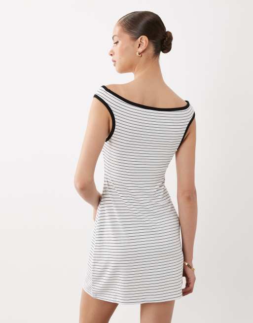 Miss Selfridge - Mini jurk met blote schouders en kleine uitsnijding, 4 van 4