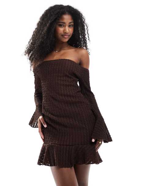 Miss Selfridge - Mini-jurk met ruches en bardothals in chocoladebruin - view 1