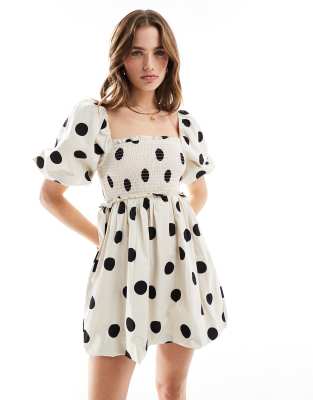 Miss Selfridge - Mini jurk van popeline met gesmokt lijfje en pofrok in crème met stippen