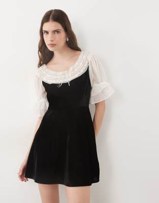 Miss Selfridge Mini-Kleid im Tea-Dress-Stil aus Samt und Spitze in ...