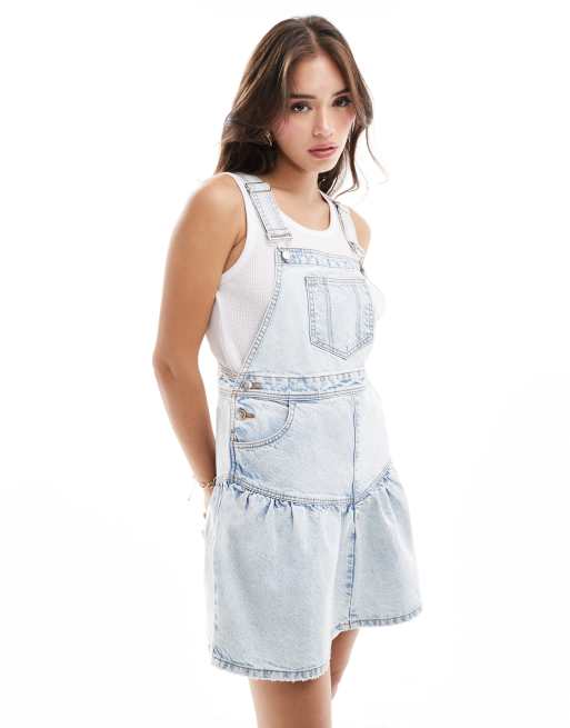 Miss Selfridge – Mini-Latzkleid mit tiefem Saum in hellblauer Waschung