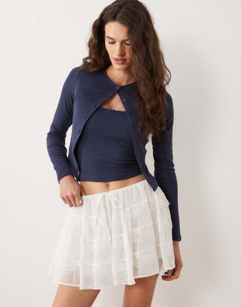 Miss Selfridge – Mini-Shorts aus Spitzenmix in Cremeweiß mit Rüschen - view 1