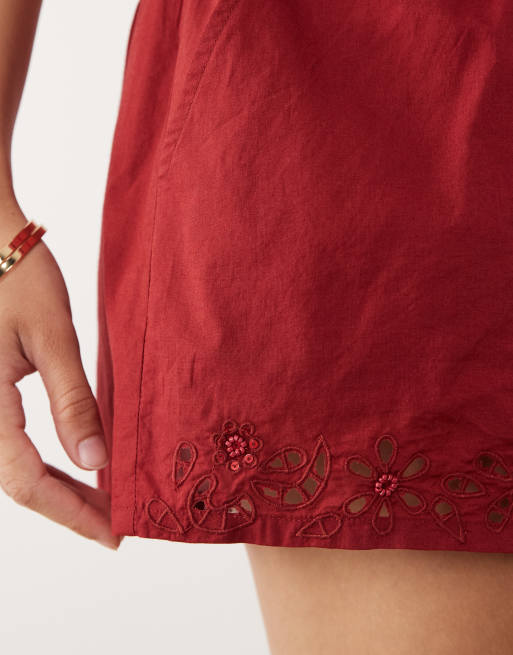 Miss Selfridge – Mini-Shorts in Rot mit Lochmuster, Kombiteil, 4 von 5