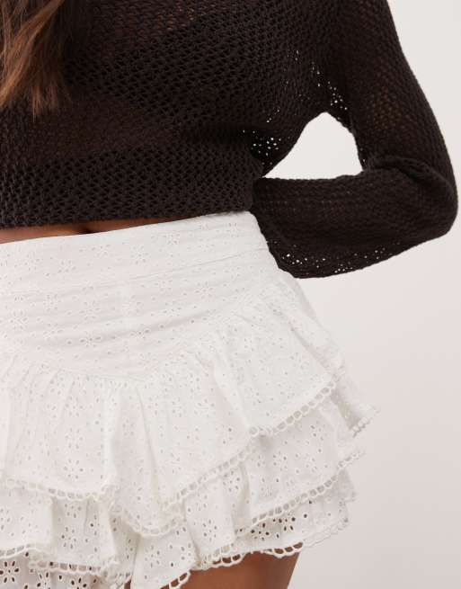 Miss Selfridge – Mini-Shorts in Weiß mit Lochstickerei und Rüschen, 3 von 5