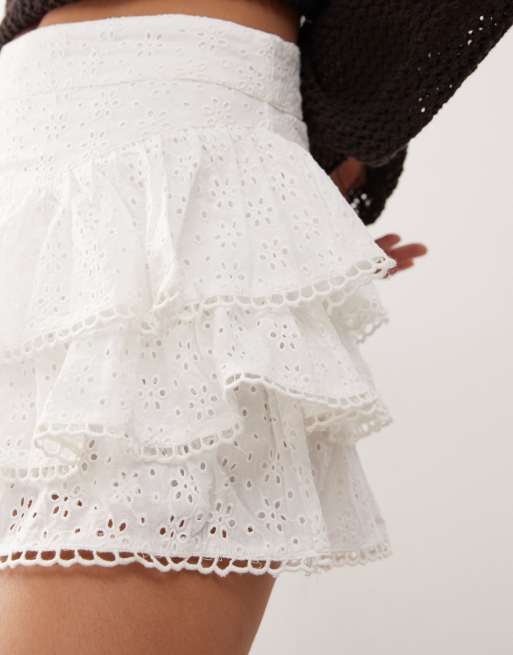 Miss Selfridge – Mini-Shorts in Weiß mit Lochstickerei und Rüschen, 4 von 5