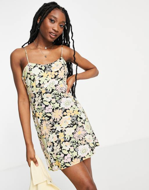 Miss Selfridge - Mini slipdress met strik achter in zwart met tropische bloemenprint - BLACK