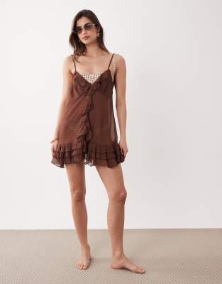 Miss Selfridge - Mini-Strandkleid aus Chiffon in Schokobraun mit Rüschen-Brown