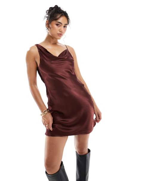 Miss Selfridge – Mini-Trägerkleid aus Satin mit Wasserfallausschnitt - view 1