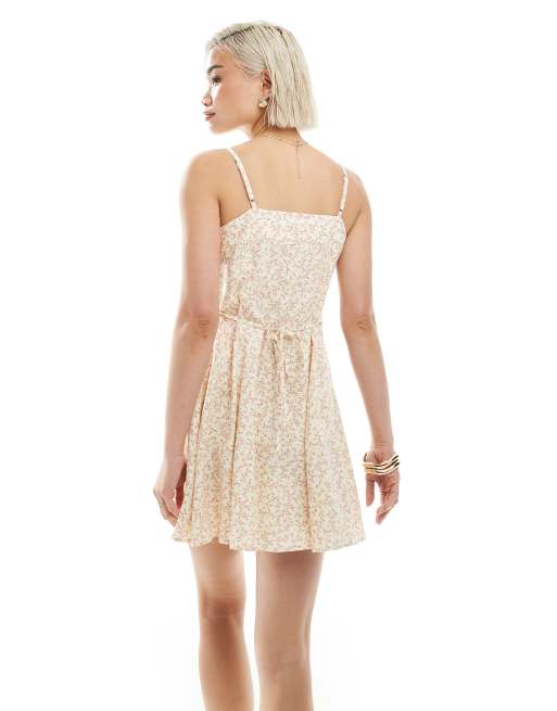 Miss Selfridge – Mini-Trägerkleid in Gelb geblümt mit Knopfleiste, 4 von 4