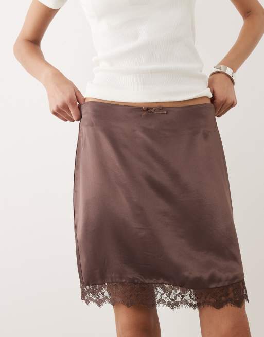 Miss Selfridge - Minifalda marrón chocolate de satén con ribete de encaje, 4 de 5