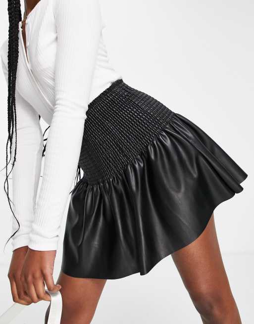 Miss Selfridge - Minigonna arricciata in pelle sintetica nera